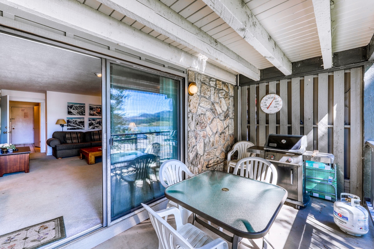 Mountain & lake views from this Lake Cliffe condo – clubhouse access