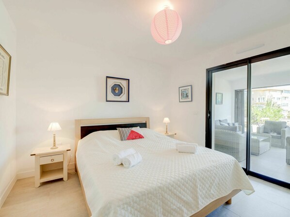 Möbel, Gebäude, Komfort, Azurblau, Holz, Fenster, Textil, Beleuchtung, Bett