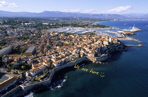 LOCATION, LOCATION ... right in Antibes‘ acclaimed old town on the water