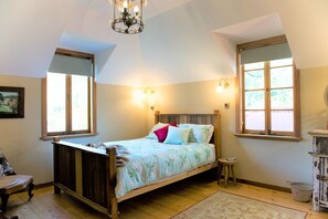 Stylish and Comfortable Accommodation
One-bedroom upstairs cottage with a queen bed, indoor fireplace, private entrance, and a spacious deck overlooking native woodland for a cosy, relaxing stay.