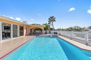 Sitting bench in deep end of pool. Hand rail to step into pool