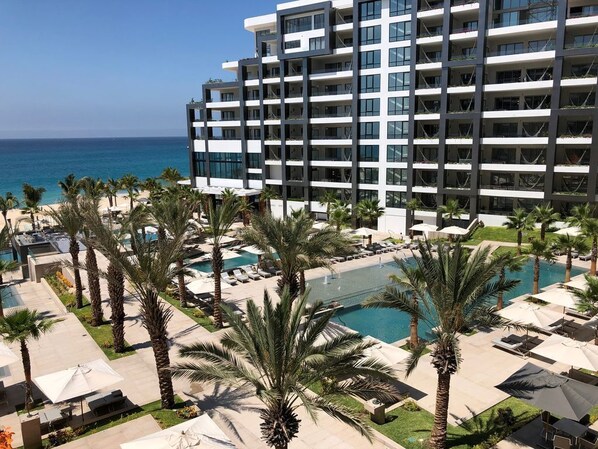 Luxurious Resort, beautiful grounds with 6 pools and hot tub