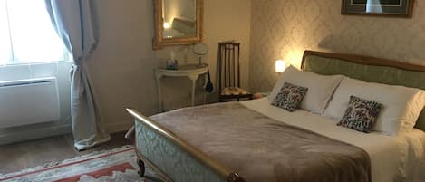 Double Ensuite Room. Bed150x190cm. Continental Breakfast Included. Free wifi