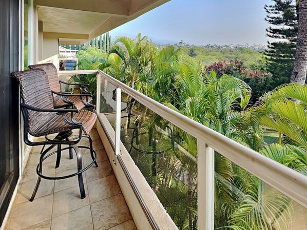 Welcome To Maui Banyan T-305B