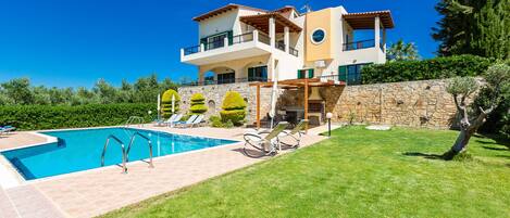 Amazing  villa near Rethymno,Adele,lawn area and swimming pool