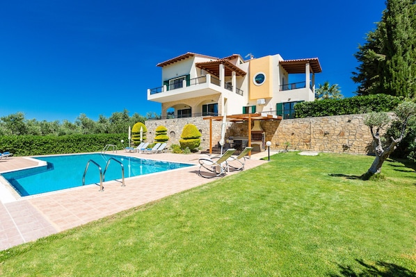 Amazing  villa near Rethymno,Adele,lawn area and swimming pool