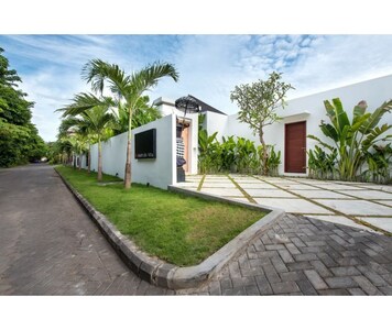 Large 7 Bedroom Villa Seminyak Near Eat Street, TWO POOLS, Near Beach