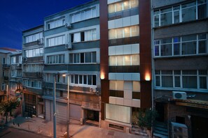 Vista frontal de la propiedad por la tarde o noche