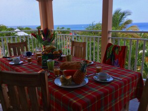 Terasse avec espace repas, 180° de vue mer