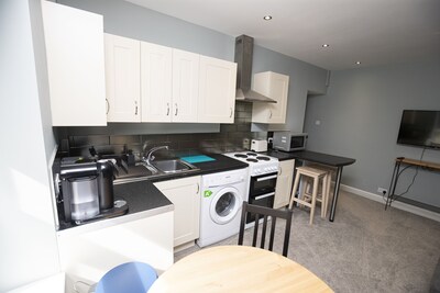 Sleeps up to 7 -  3 bed apartment in the heart of Southport. Great for golfers