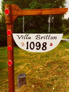 Villa Britton “best BNB ever” cottage like home, with fun patio-firepits & nearby beaches