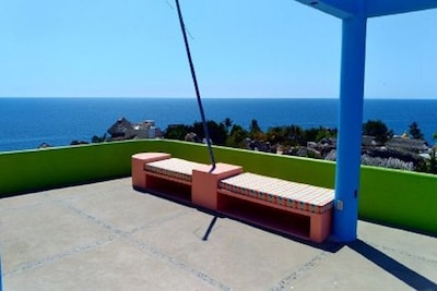 Casa nueva y colorida ubicada en el centro con impresionantes vistas al océano y a las montañas.