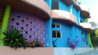 Casa nueva y colorida ubicada en el centro con impresionantes vistas al océano y a las montañas.