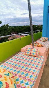 Casa nueva y colorida ubicada en el centro con impresionantes vistas al océano y a las montañas.