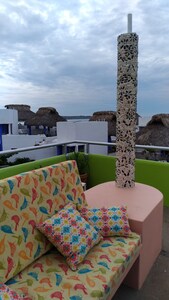 Casa nueva y colorida ubicada en el centro con impresionantes vistas al océano y a las montañas.