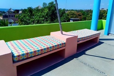 Casa nueva y colorida ubicada en el centro con impresionantes vistas al océano y a las montañas.