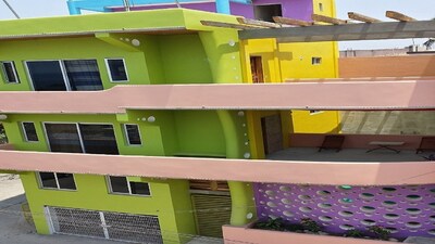 Casa nueva y colorida ubicada en el centro con impresionantes vistas al océano y a las montañas.