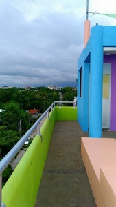 Casa nueva y colorida ubicada en el centro con impresionantes vistas al océano y a las montañas.