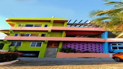 Casa nueva y colorida ubicada en el centro con impresionantes vistas al océano y a las montañas.