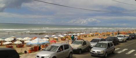 Praia em frente ao condominio, rua da praia.
