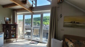 Fensterfront abdunkelbar, Sonneneinstrahlung bis 10:00 Uhr