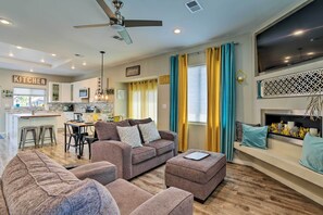 Living Room | Free WiFi | Smart TV | A/C