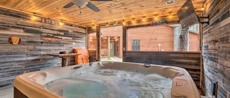 Hot Tub Gazebo | Private Hot Tub | Bar | Smart TV