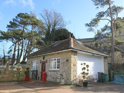 Immaculate cosy coach house for three in quirky Victorian Ventnor seaside town