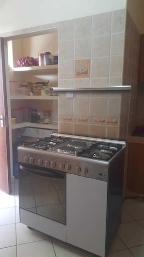 Kitchen cooker