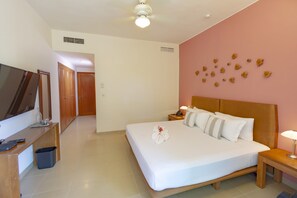 Tv and wifi. Fridge and amenities