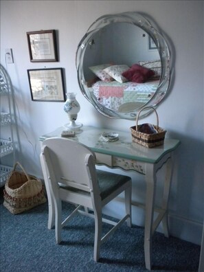 Bedroom with trundle bed; can be
reconfigured to make 2 twin beds or 1 king size