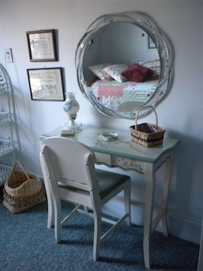 Bedroom with trundle bed; can be
reconfigured to make 2 twin beds or 1 king size