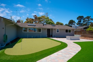Professional grade putting green