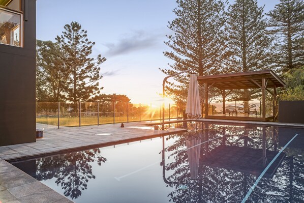 Sunset pool all year round, beautiful backyard with an acre of land to play 