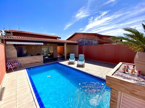 Casa com piscina cascata e hidro, churrasqueira, solarium