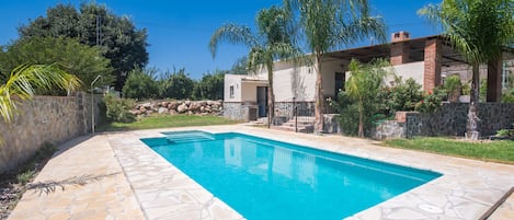 Ideal house for families with garden and pool | Cubo's Holiday Homes