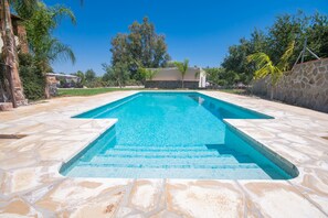 Idéal pour les familles avec jardin et piscine | Cubo's Holiday Homes