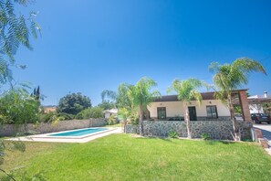 Idéal pour les familles avec jardin et piscine | Cubo's Holiday Homes