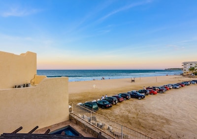 Recientemente remodelado, con vista al mar, frente a la playa, con piscina privada.