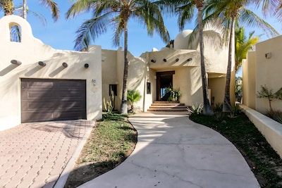 Recientemente remodelado, con vista al mar, frente a la playa, con piscina privada.