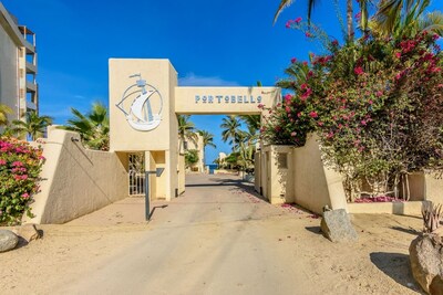 Recientemente remodelado, con vista al mar, frente a la playa, con piscina privada.