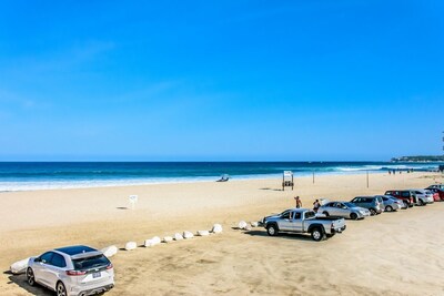 Recientemente remodelado, con vista al mar, frente a la playa, con piscina privada.