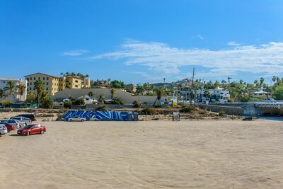 Recientemente remodelado, con vista al mar, frente a la playa, con piscina privada.