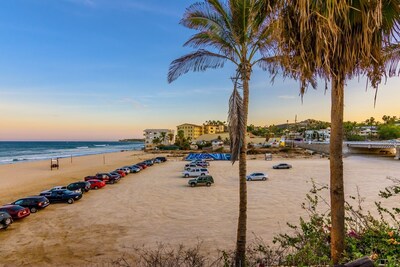 Recientemente remodelado, con vista al mar, frente a la playa, con piscina privada.