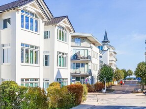 Von der  Villa Meernixe nur 50 Meter bis zum weißen Ostseestrand