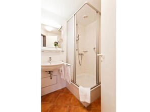 Doppelzimmer mit Dusche und WC
