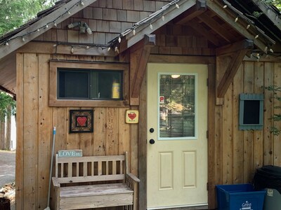 Charming Cabin on the Lake Romantic getaway for Couples