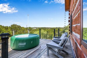 Ozuye boasts the ultimate opportunity to soak up the open Texas sky from the comforts of the bubbling hot tub