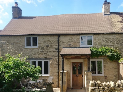 The Pippins, a Stow cottage with garden & parking