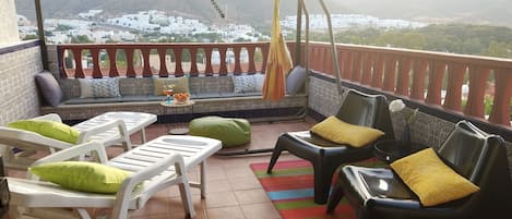 Terraza chill-out y BBQ. Chill out balcony and BBQ. 